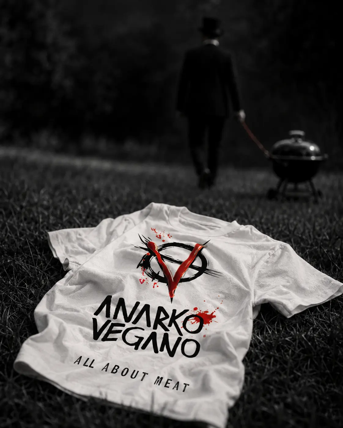 Camiseta Anarko no gramado enquanto o Cavalheiro leva uma churrasqueira para passear