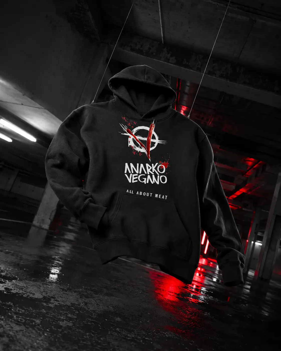 Moletom preto Anarko Vegan suspenso em cenário industrial