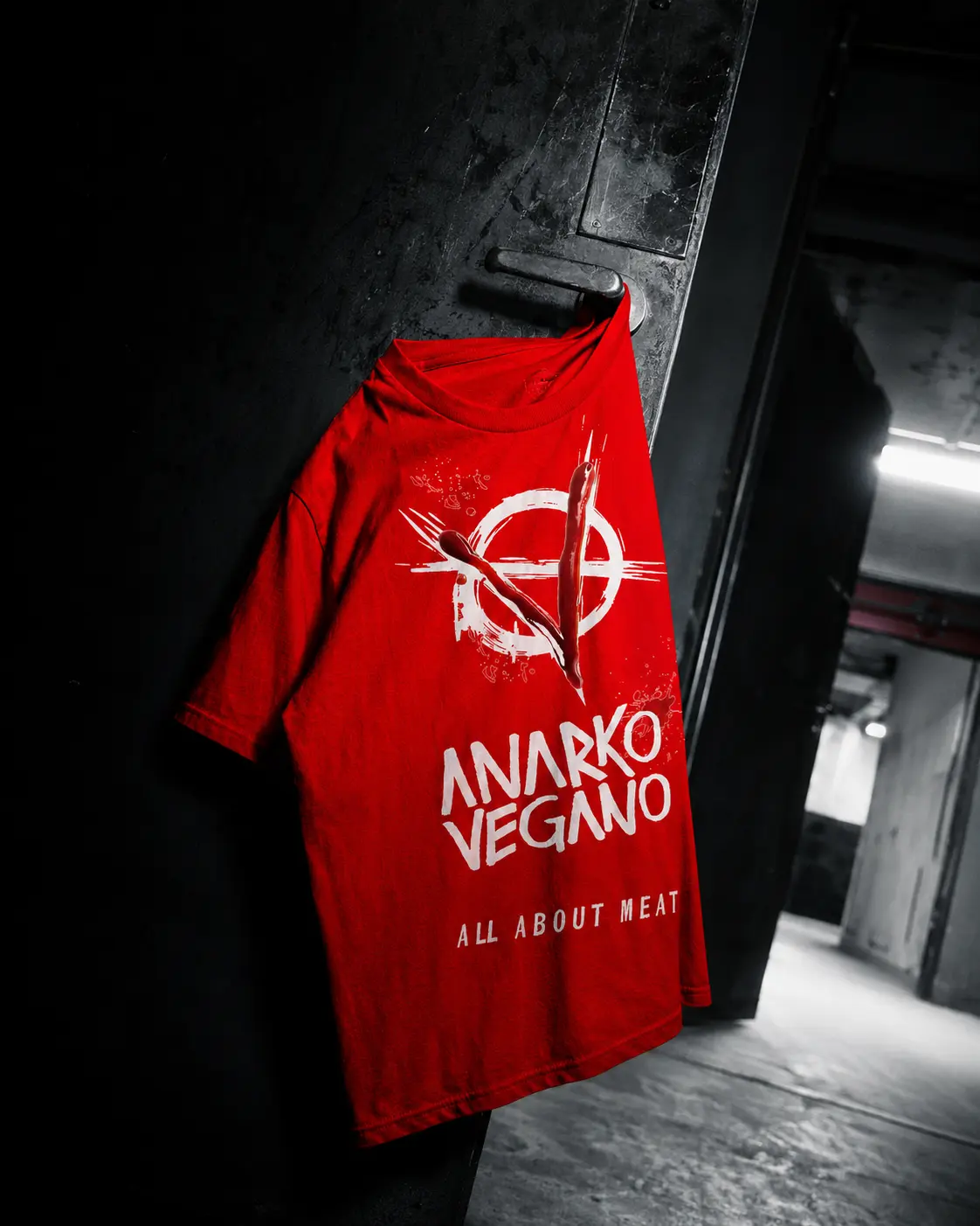 Camiseta vermelha Anarko presa em uma porta industrial