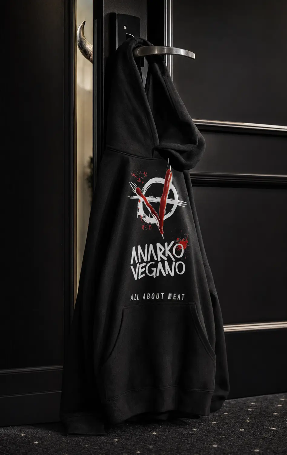 Moletom preto Anarko pendurado em uma porta escura